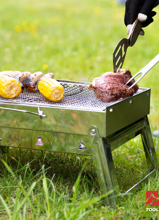 Toolbrothers Set barbecue portatile a carbonella in acciaio inox per il campeggio senza attrezzi 43 x 29 x 23 cm argento + posate per barbecue, guanti per barbecue e scomparti per barbecue 8 pezzi