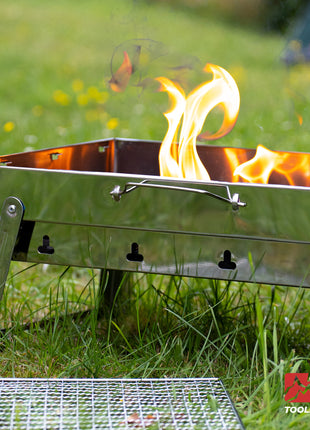 Toolbrothers Set barbecue portatile a carbonella in acciaio inox per il campeggio senza attrezzi 43 x 29 x 23 cm argento + posate per barbecue, guanti per barbecue e scomparti per barbecue 8 pezzi