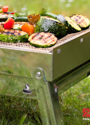 Toolbrothers Set barbecue portatile a carbonella in acciaio inox per il campeggio senza attrezzi 43 x 29 x 23 cm argento + posate per barbecue, guanti per barbecue e scomparti per barbecue 8 pezzi